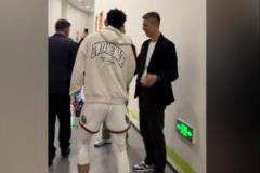 季后賽首秀砍37分11助！郭士強賽后球員通道暖心互動林葳