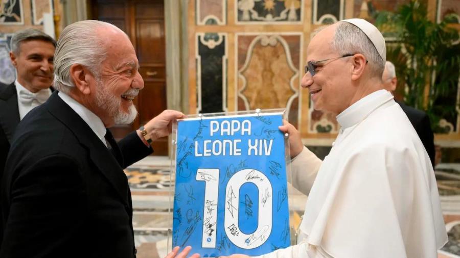 那不勒斯全隊(duì)赴梵蒂岡獻(xiàn)禮，向新教皇贈(zèng)送10號(hào)球衣