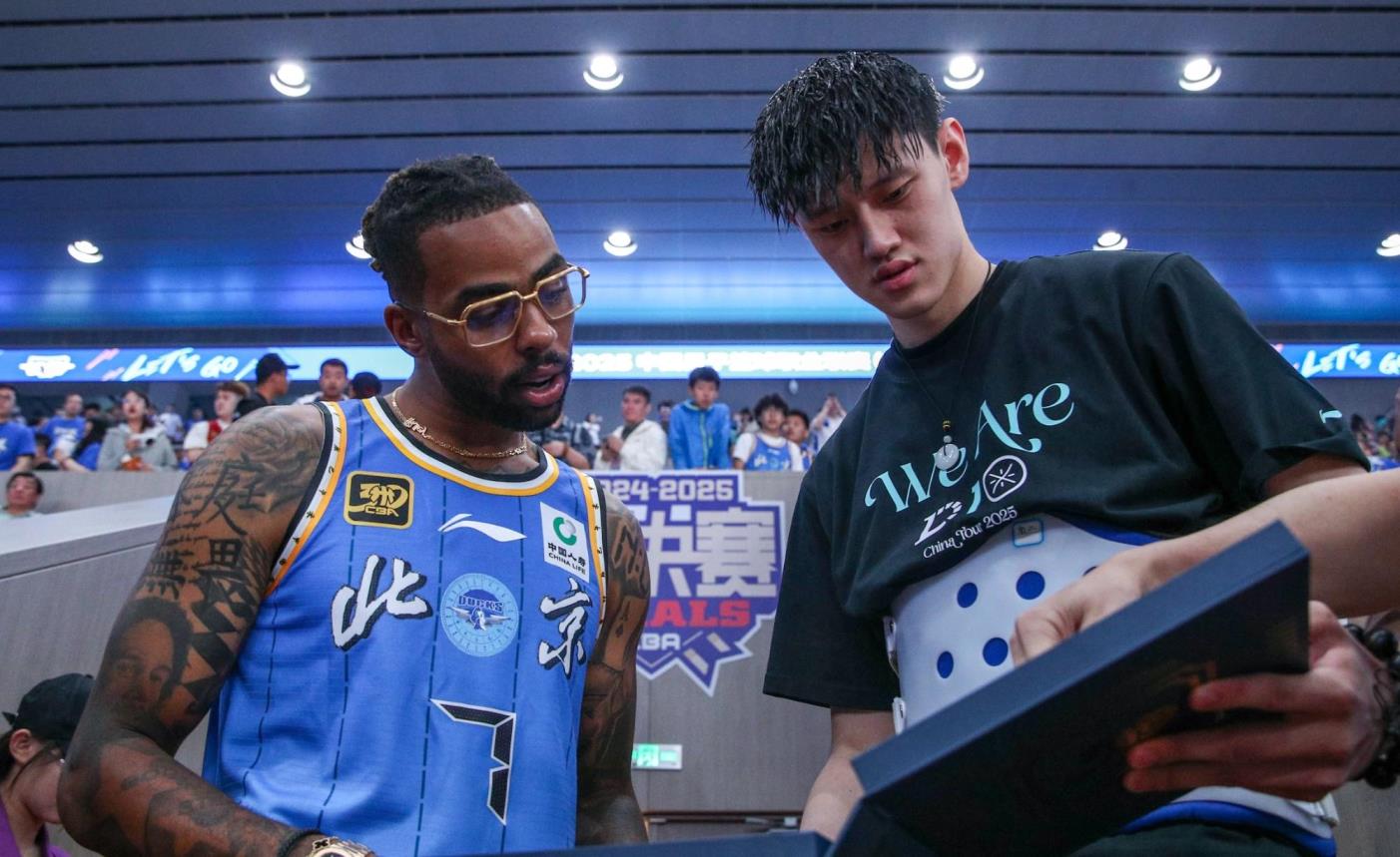 拉塞爾觀戰CBA總決賽：比賽氛圍熱烈，雷蒙防守表現突出