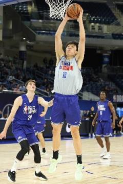 選秀專家：楊瀚森實力不輸準(zhǔn)前十新秀 選秀前景顯著提升