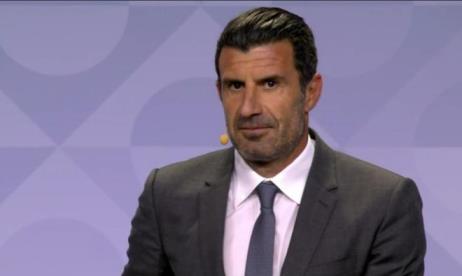 菲戈52歲食指指地慶祝：突破巴薩防線瞬間，現(xiàn)場視角震撼來襲