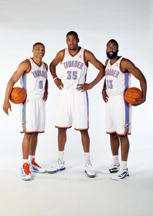 雷霆上次進總決賽陣容：杜蘭特、威少、伊巴卡、塞弗洛沙和帕金斯，哈登擔任第六人