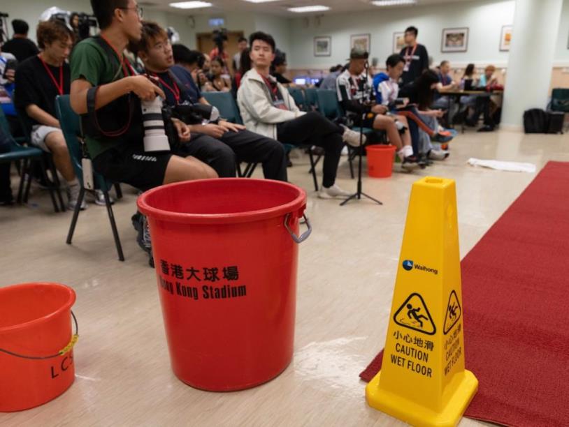 曼聯香港發布會場地突發頂棚漏水事件