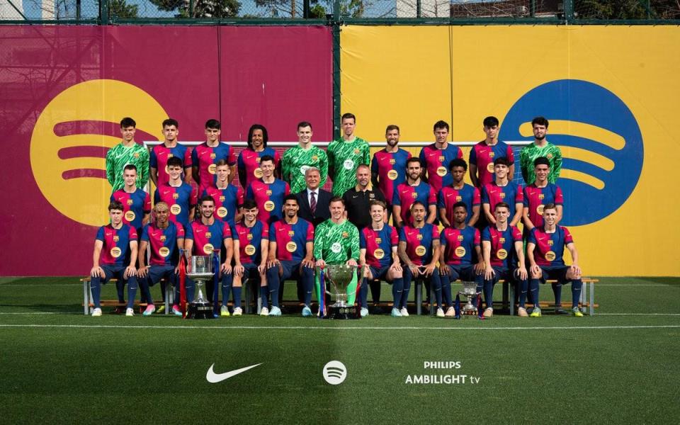 巴薩官方發(fā)布全隊(duì)與本賽季三座冠軍獎(jiǎng)杯合影