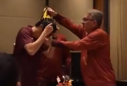 國足全隊為李磊慶生 劉誠宇領(lǐng)唱生日歌