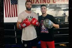 33歲邁卡威拳擊首戰取勝，擊敗36歲業余拳手！