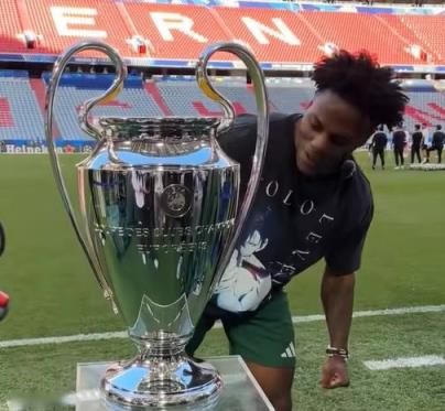 甲亢哥與名宿同臺(tái)競技，與登貝萊、阿什拉夫互動(dòng)精彩