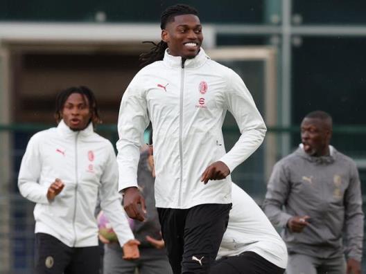 拜仁瞄準(zhǔn)萊奧，米蘭報(bào)價(jià)超1.3億歐元，球迷抗議推動(dòng)王牌離隊(duì)？