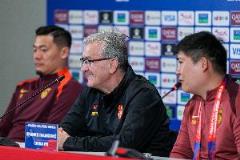 國足主帥伊萬賽前談?dòng)∧幔阂翝伤辜用藝H米蘭引關(guān)注