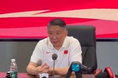 宮魯鳴：張子宇體重與姚明相近，摔跤驚險，腳步與對抗需加強