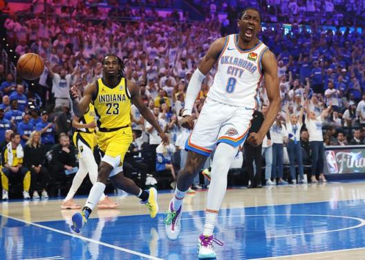 杰威40+6創(chuàng)紀(jì)錄！美媒盛贊其表現(xiàn)堪比張伯倫不可阻擋