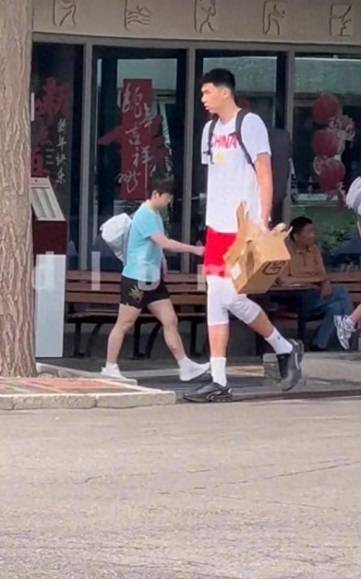 孫穎莎與男籃隊員同框引熱議，最萌身高差成焦點