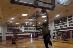 詹姆斯展示45分鐘體能訓練，接球后左右手連續扣籃展現老將風采