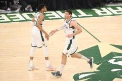 字母哥轉發球迷呼吁雄鹿退役大洛球衣：1000000%支持