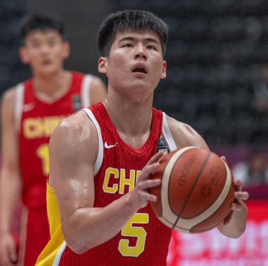 陳家政10投6中罰球5中4砍下19分4板領(lǐng)跑全場