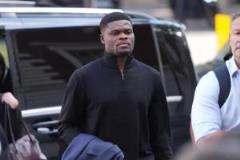 托馬斯抵達法院將首次就五項強奸罪和一項性侵罪出庭