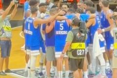 這下可真重啊！字母哥賽前一巴掌呼了隊友的后腦勺