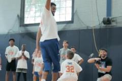 唐斯也干了！唐斯訓(xùn)練營(yíng)‘“暴揍”小朋友 血帽暴扣不留情面