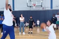 樂在其中！唐斯各種大帽小朋友，臉上洋溢著笑容！