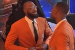 詹姆斯以夢八隊成員身份入選名人堂