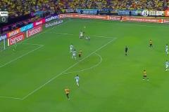 阿根廷0-1落后！塔利亞菲科半場補時階段送點，瓦倫西亞點射破門