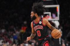 狀態(tài)炸裂！科比-懷特半場(chǎng)高效輸出24分4助攻2搶斷1蓋帽