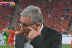 王大雷黃油手送禮，伊萬場邊抹眼角無奈討論換人