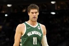 布克準(zhǔn)絕殺！大洛怒斥溝通失誤，對(duì)手精準(zhǔn)掩護(hù)成關(guān)鍵因素