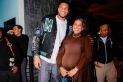 字母哥透露妻子將生四胎，她獲本賽季MVP稱號(hào)