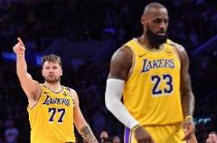 記者：湖人剛迎回老詹兩場，人們就準備放棄橫掃群雄的輝煌？