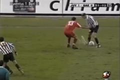 完美技術(shù)！嚴(yán)重積水的球場(chǎng)都影響不了齊達(dá)內(nèi)的盤帶