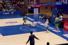 演技沒能躲過火眼金睛！張寧造進攻犯規后，裁判補吹其假摔技犯