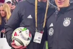 德意之戰小球童一夜走紅，獲贈球衣球票還能參加歐冠