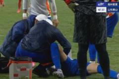 王彤遠射后躲封堵意外摔地翻滾被擔(dān)架抬下