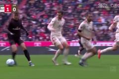 拜仁被扳平！戴爾金玟哉協(xié)防不同步，圣保利球員輕松包抄破門