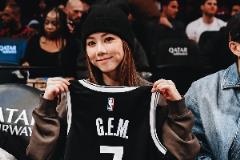 鄧紫棋現(xiàn)身巴克萊中心觀戰(zhàn)NBA 贈送7號球衣引關(guān)注
