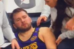 東契奇被推出界外躺在灰熊女助教身旁，怒吼：“我真TM受夠了！”