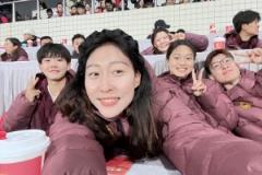 女足門將徐歡曬中甲觀賽照：青草地上歡快踏青