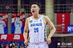翟曉川狂搶9個前場籃板 隊長以身作則引領團隊取勝