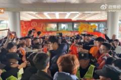 泰山B隊人氣爆棚 中乙賽后球員通道擠滿觀眾