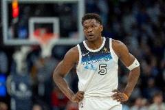 愛(ài)德華茲半場(chǎng)表現(xiàn)低迷 9中2僅得5分另有4板2助