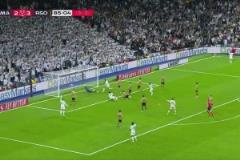 皇馬總比分2-3落后！奧亞薩瓦爾抽射打在阿拉巴身上破門