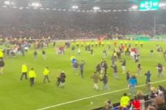 這就是足球！德丙球隊比勒菲爾德淘汰勒沃庫森，賽后球迷沖場慶祝