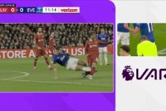 廢人動(dòng)作！塔科夫斯基解圍亮鞋釘飛鏟踢倒麥卡染黃！