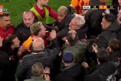 死敵！費內巴切vs加拉塔薩雷上演全武行！主裁判3張紅牌熄火！