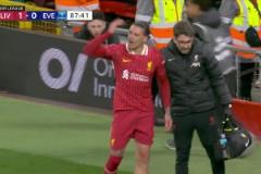 太冤了！努涅斯拼搶與皮克福德相撞倒地！被主裁出示黃牌無奈苦笑