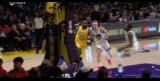 詹姆斯追夢跳起后被泰山壓頂倒地，裁判回看后判定普通犯規