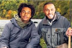 齊爾克澤與馬茲拉維一同購買垂釣裝備放松身心