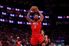 亞當斯23分鐘7中4砍8+12+2+1狂攬6個前場籃板