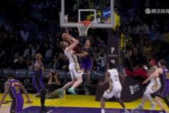 疼死了！奧利尼克突破一記大鐵膝直接頂?shù)胶Ｋ挂d部，后者痛苦不已